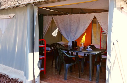 Montpeyroux House | Canvas Bungalow at the edge of the water at Camping La Romiguière *