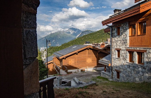 La Perriere Ski Chalet | Chalet 10-12 people in the heart of Hameau de la Tania, in the resort center