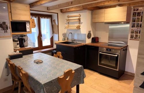 Pralognan-la-Vanoise Ski Chalet | Chalet, 200m from resort center, fireplace or stove, tv, 62m², Pralognan-la-Vanoise