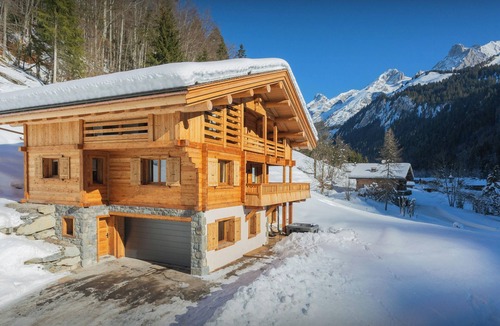 Le Grand-Bornand Ski Chalet | Chalet Angelia - modern ski home for 14, hot tub & views - OVO Network