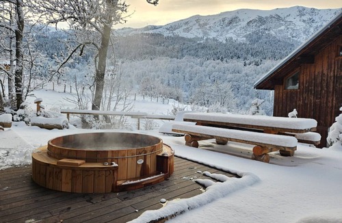Meribel Ski Chalet | Chalet des Amis in Meribel with swimming pool