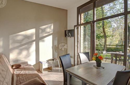 Veauchette House | Chalet en bord d'étang avec terrasse, animaux acceptés - FR-1-496-78