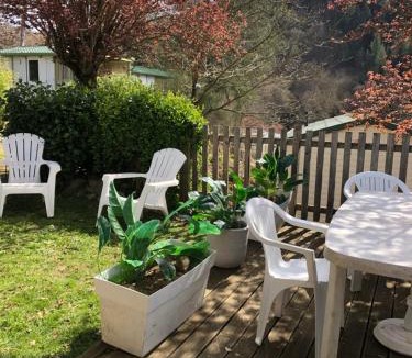 Chazelles-sur-Lyon Ski Chalet | Chalet familial style Bali dans camping avec piscine ouverte l'été