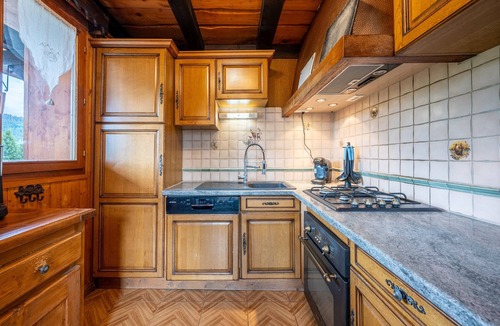 Les Gets Ski Chalet | Chalet 'La Rose Des Vents 8-9 Pers' with Mountain View and Balcony