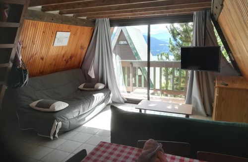 Les Angles Ski Chalet | Chalet 'Les Angles' with Lake View, Private Terrace and Garden