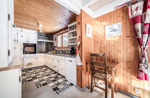 Thonon-les-Bains Ski Chalet | Chalet 'Phidel - 11 People' with Mountain Views, Private Terrace, and Wi-Fi