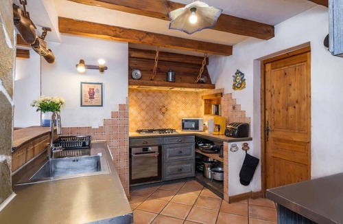La Perriere Ski Chalet | Chalet, terrace, fireplace or stove, parking, tv, ski locker, 165m², La Tania