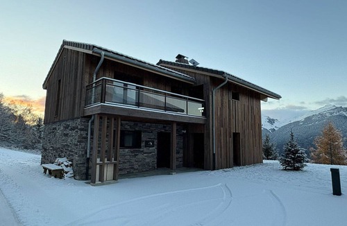 Montalbert Ski Chalet | Chalet with mountain view - 12 guests
