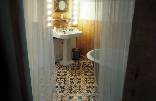 Valsonne House | Chambre d'Hôtes in Beaujolais Vert. Zen atmosphere. ideal for couples