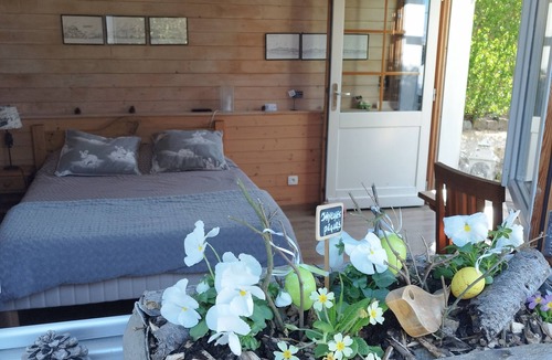 Charancieu Bed & Breakfast | Chambre d'hôtes bachole, separate entrance from chalet, access to kitchen