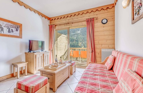 Champagny-en-Vanoise Apartment | Champagny - 3 rooms, balcony, SPA access, WIFI included, sleeps 6