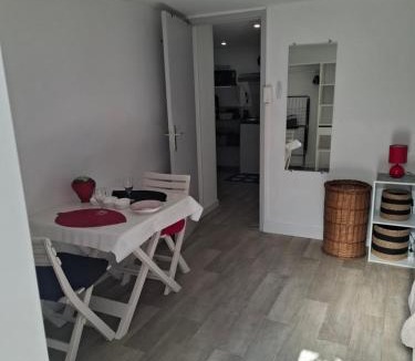 La Cote-Saint-Andre Apartment | Charmant studio RDC avec terrasse, parking & cuisine équipée