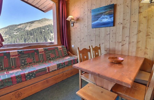 Meribel-Mottaret Apartment | Charming 2-Room, 4 People, Pets Allowed with Wi-Fi