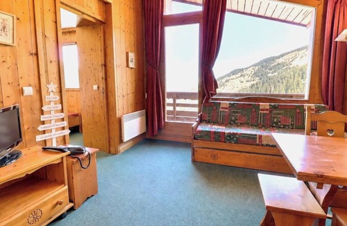 Meribel-Mottaret Apartment | Charming 2-Room, 4 People, Pets Allowed with Wi-Fi