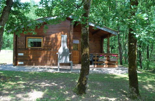 Vergt-de-Biron Ski Chalet | Charming chalet on a wooded estate