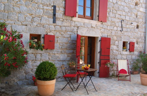 Saint Alban Auriolles Apartment | Charming studio with pool near Pont d’Arc – ideal for couples
