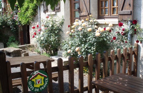 Saint-Chamond Cottage | Charming gîte with WIFI and terrace, 15 min from Saint-Étienne