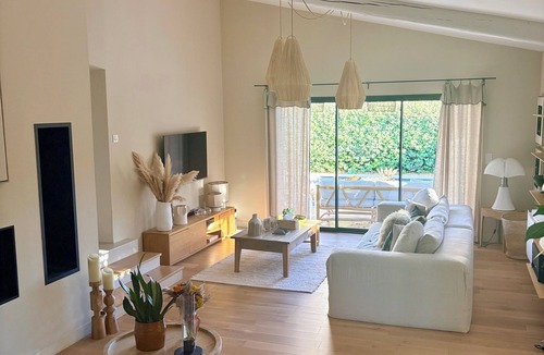 Orange House | Charming house with pool in the heart of Provence