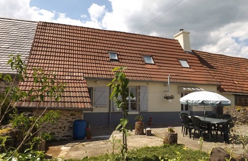 Arnac Cottage | Charming Lakeside House in Arnac - 3BR, 6 Guests, Enclosed Yard, BBQ, Near Activities