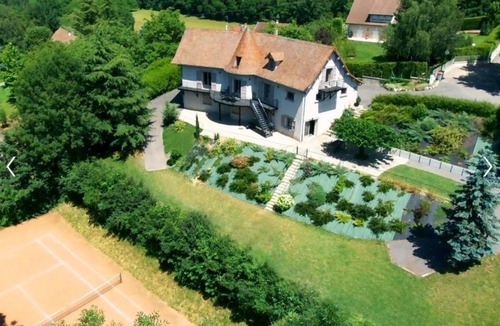 Bressieux House | Charming 'Le Gite De La Tour' with Private Terrace, Garden, and Wi-Fi