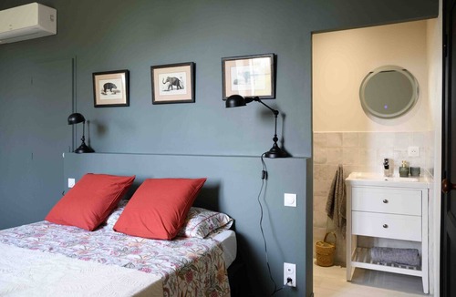 Blasimon Bed & Breakfast | Château Haut Cazevert Guesthouse with Private Pool, Wi-Fi, and Air Conditioning