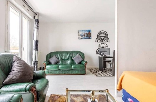 Parc aux lievres Apartment | Cheap exclusive studio with Wi-Fi, office, balcony