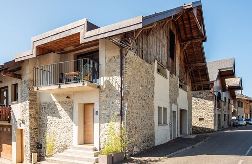 Saint-Pierre-d'Albigny Apartment | Chez Flo Apartment – Cozy Studio with Mountain View and Air Conditioning