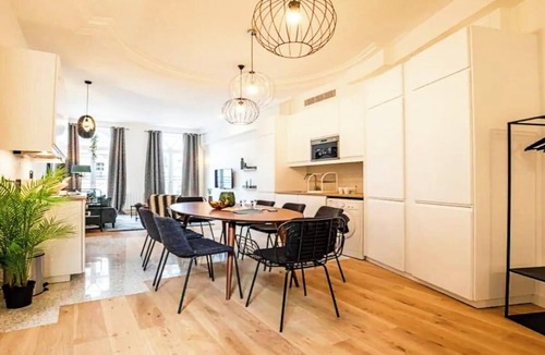 Enfants-Rouges Apartment | CHIC HAVEN IN LE MARAIS: LUXURIOUS THREE-BEDROOM APARTMENT WITH PARISIAN FLAIR