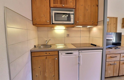 La Perriere Apartment | Comfortable 2-room, ski-in, close to shops, 4 pers, balcony, TV