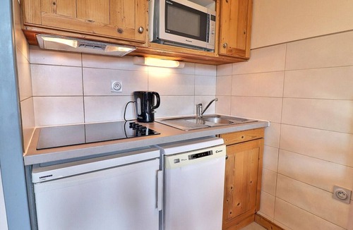 La Perriere Apartment | Comfortable 2 Rooms, Ski-In/Ski-Out, Close to Shops