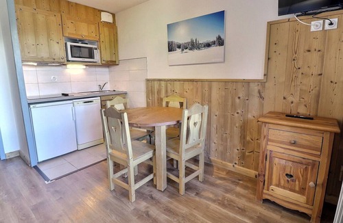 La Perriere Apartment | Comfortable 2 Rooms, Ski-In/Ski-Out, Close to Shops