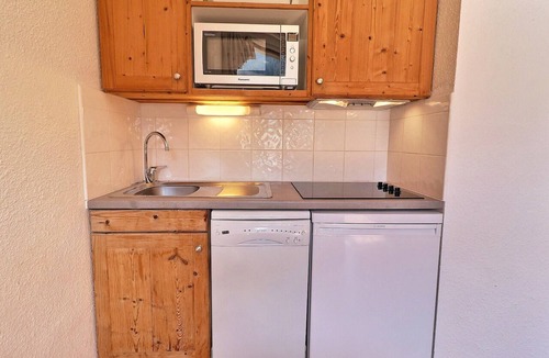 La Perriere Apartment | Comfortable 2 Rooms, Ski-In/Ski-Out, Near Shops