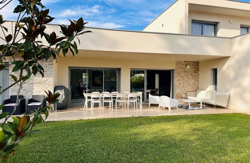 Montelimar Villa | Contemporary villa in Drôme Provençale with swimming pool close to amenities