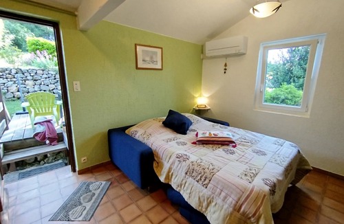 Joyeuse Apartment | Coquette Tiny-House 5 minutes' walk from all amenities, close to must-sees