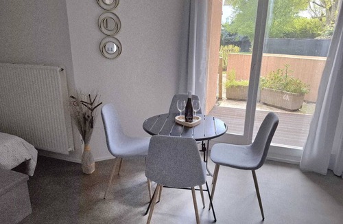 Courcouronnes Apartment | Cosy, bright 33m2 studio apartment, fully renovated, offering quiet comfort and high-speed Wi-Fi.