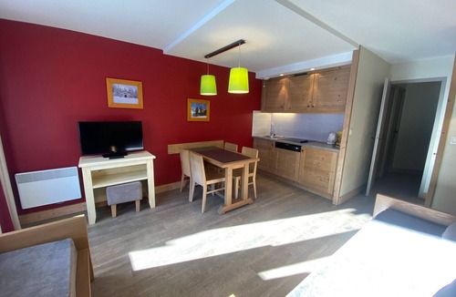 La Perriere Apartment | Cozy 1-BR in La Tania, south balcony, sleeps 4, pets welcome