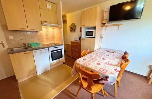 Les Bruyeres Apartment | Cozy 3-Room Apartment for 5 with Ski-In/Ski-Out, Balcony, and Modern Amenities