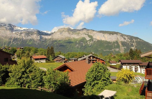 Les Carroz-d'Araches Apartment | Cozy 5-Person Apartment with Garage at Ski Slopes - Near Village, Free Shuttle