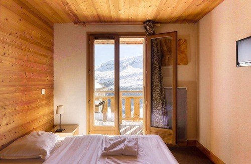 Flaine Apartment | Cozy Alpine Apartment for 6