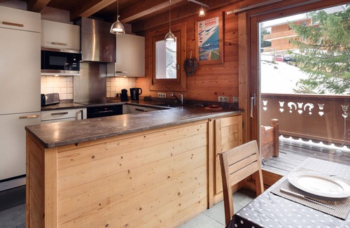 Meribel Ski Chalet | Cozy chalet with fireplace and hot tub in Méribel