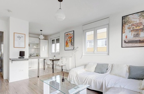 Malakoff Apartment | Cozy & Spacious Apartment 2BR/5P – Malakoff