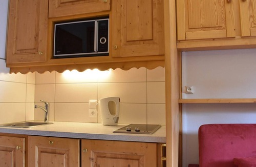 Meribel Apartment | Cozy Studio on Ski Slopes, South Balcony, Sleeps 3 – Méribel