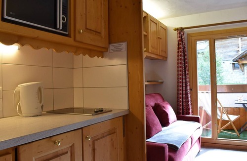 Meribel Apartment | Cozy Studio on Ski Slopes, South Balcony, Sleeps 3 – Méribel