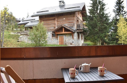 Meribel Apartment | Cozy Studio on Ski Slopes, South Balcony, Sleeps 3 – Méribel
