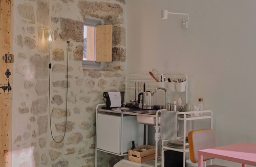 Villelaure Apartment | Design studio with terrace in the heart of the Luberon