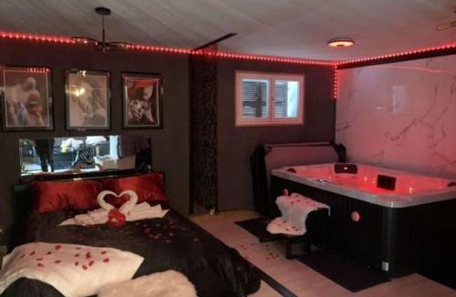 Saint-Etienne-de-Saint-Geoirs Apartment | Discrète room 38 JACCUZI PRIVE