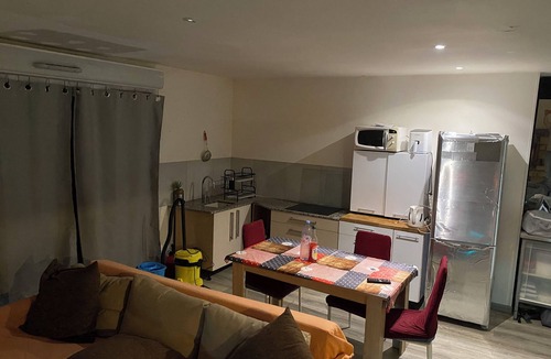 Aussonne Hotel | Entire apartment in lakefront house two bedrooms living room kitchens bathtub