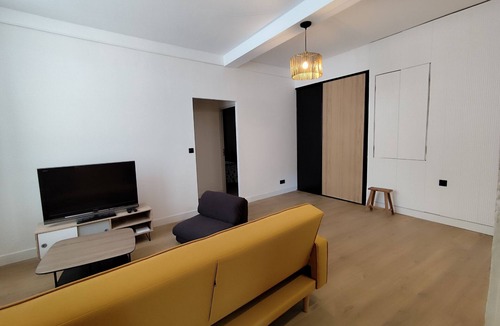 Faubourg Condo | Fantastic 2-bedroom condo with AC in charming Nîmes near Station and town