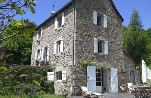 Espeyrac House | Farmhouse with pool and outstanding views near River Lot from £600 pw