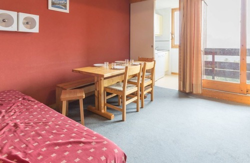 Bellentre Apartment | Functional apartment near slopes, balcony valley view, 6/7 people
